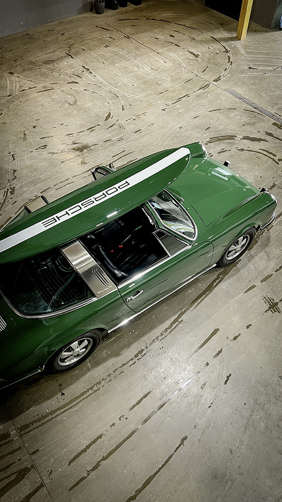 Porsche 911 Targe mit Surfboard